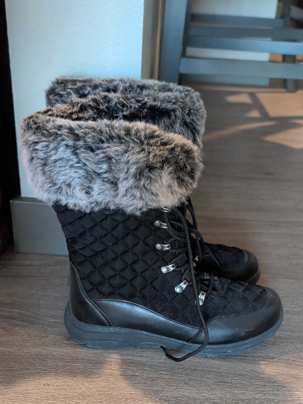 Women’s Black Quilted Winter Snow Boots with Faux Fur Collar 8.5